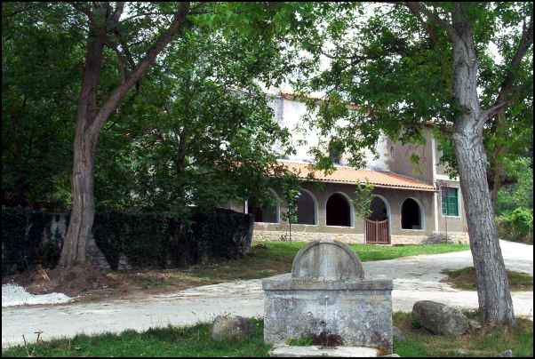 Vista de la iglesia parroquial de Covides.